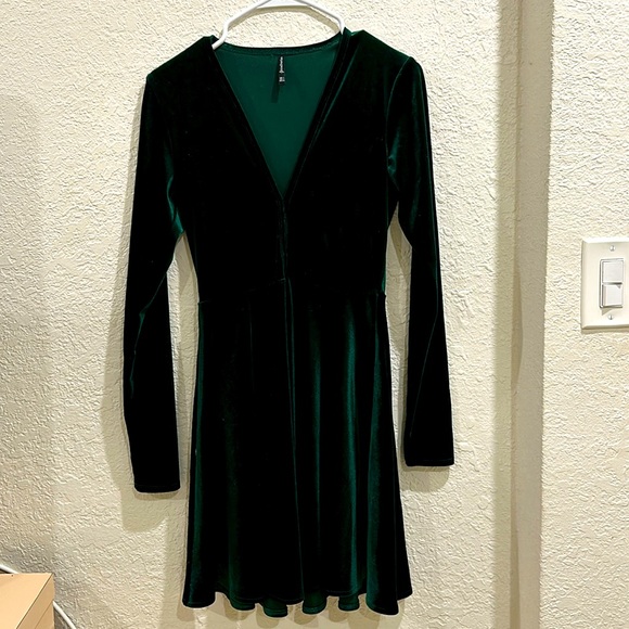 stradivarius Dresses & Skirts - Beautiful Green velvet dress